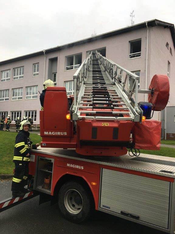 Cvičení hasičů ve škole v Radnicích, měla tady hořet učebna přírodopisu.