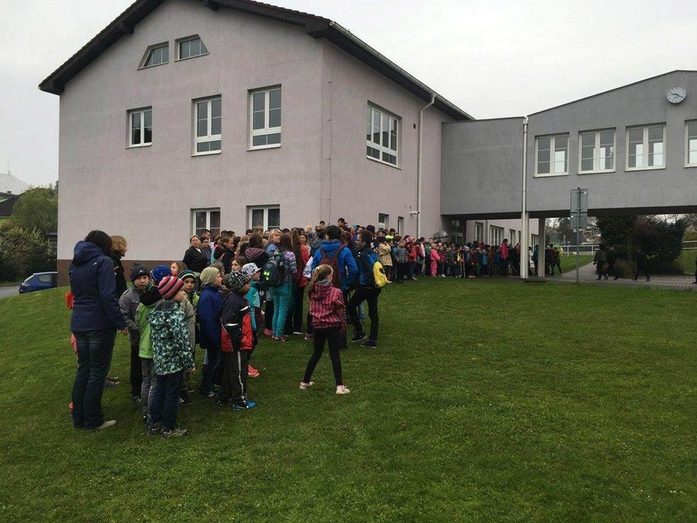 Cvičení hasičů ve škole v Radnicích, měla tady hořet učebna přírodopisu.