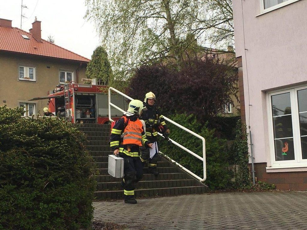 Cvičení hasičů ve škole v Radnicích, měla tady hořet učebna přírodopisu.