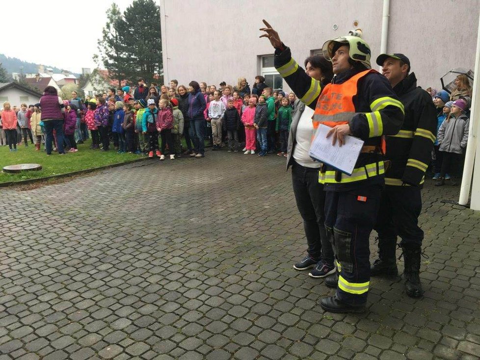 Cvičení hasičů ve škole v Radnicích, měla tady hořet učebna přírodopisu.