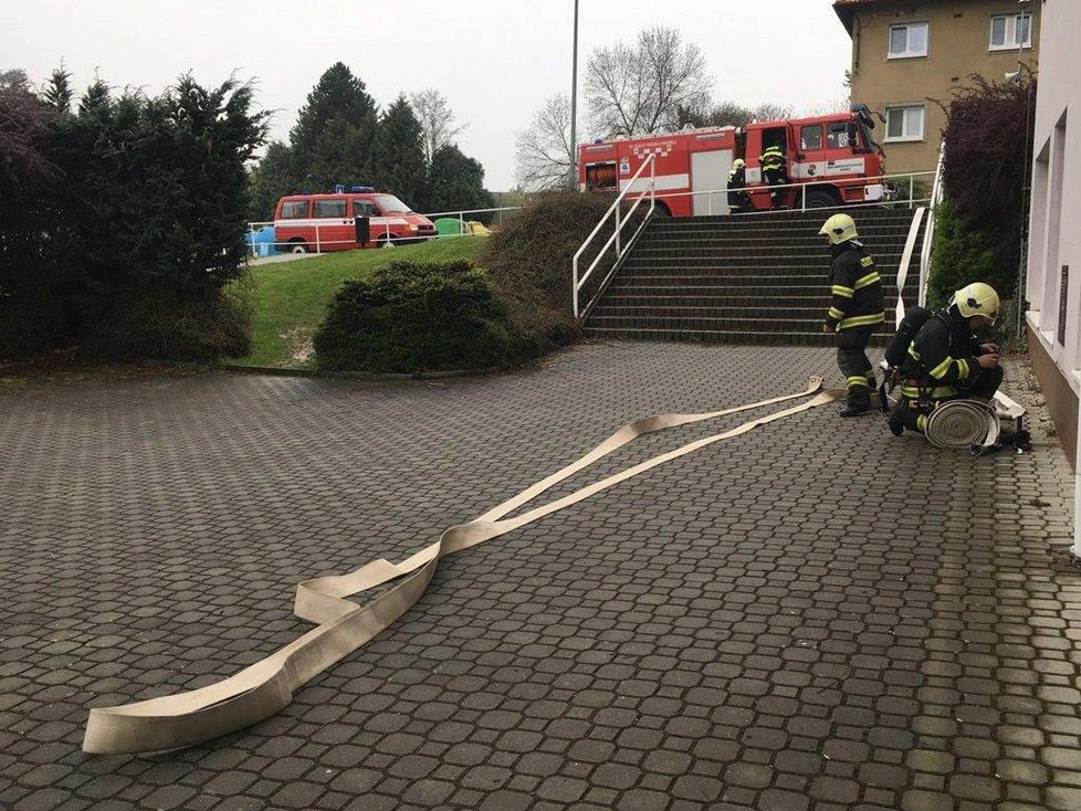 Cvičení hasičů ve škole v Radnicích, měla tady hořet učebna přírodopisu.