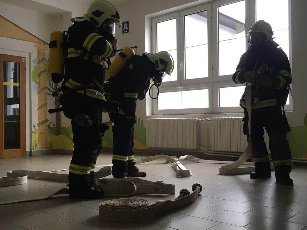 Cvičení hasičů ve škole v Radnicích, měla tady hořet učebna přírodopisu.