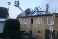 Požár na Klatovsku: Shořela dvě auta, oheň poničil stodolu i rodinný dům