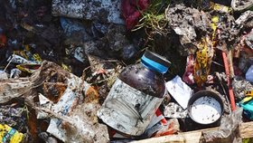 Do popelnice v Ostravě někdo vyhodil nebezpečný červený fosfor: Hasiči se pořádně zapotili