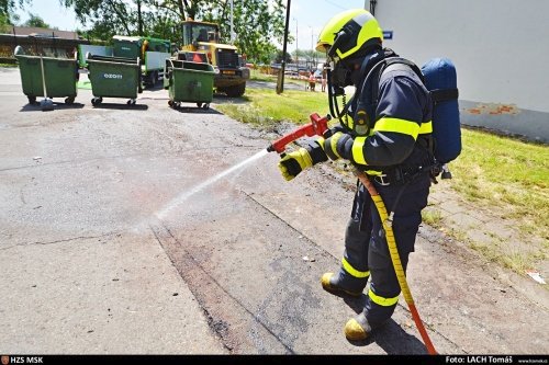 Požár popelnic s vyhozeným nebezpečným červeným fosforem museli hasiči krotit v dýchací technice.