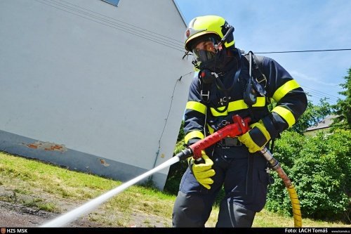 Požár popelnic s vyhozeným nebezpečným červeným fosforem museli hasiči krotit v dýchací technice.