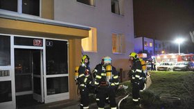 V Čimicích likvidovali pražští hasiči na Štědrý den požár pneumatik ve sklepě panelového domu.