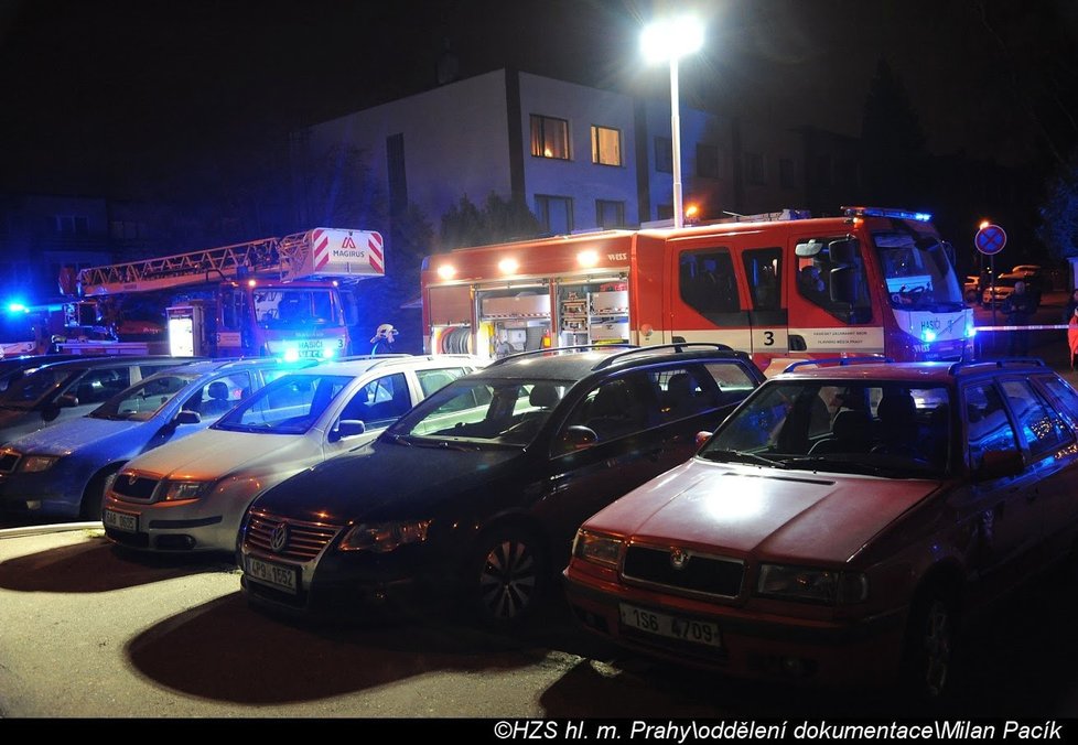 V Čimicích likvidovali pražští hasiči na Štědrý den požár pneumatik ve sklepě panelového domu.