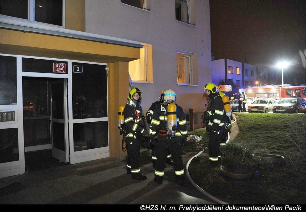 V Čimicích likvidovali pražští hasiči na Štědrý den požár pneumatik ve sklepě panelového domu.