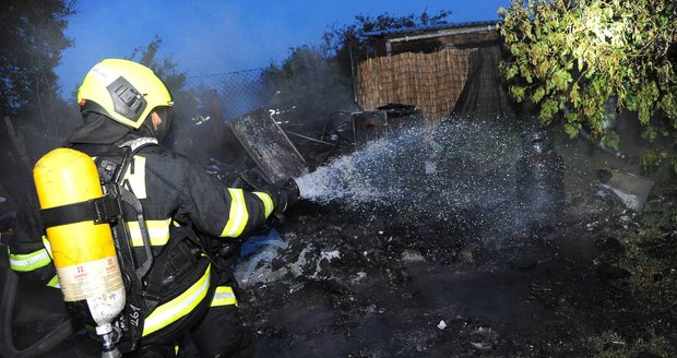 V Suchdole brzy ráno shořela chatka, hasiči z domu vynášeli tlakové lahve.