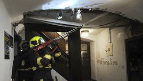 Hasiči speciální technologií likvidovali požár klimatizace v hotelové restauraci.