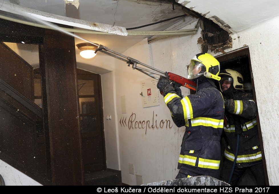 Hasiči speciální technologií likvidovali požár klimatizace v hotelové restauraci.