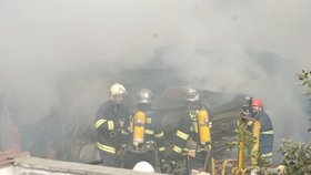 Tři hasiči se při zásahu zranili