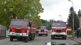 Vážný požár na Příbramsku: Hoří budova areálu technických služeb.