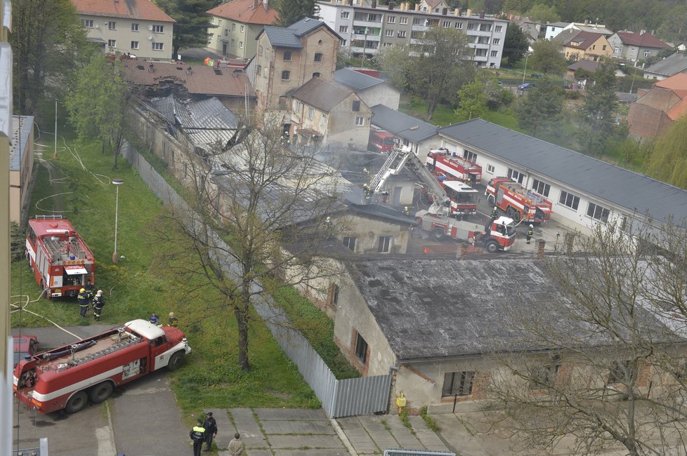 Vážný požár na Příbramsku: Hoří budova areálu technických služeb.