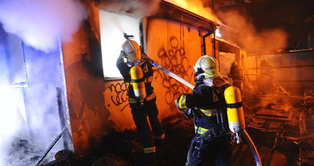 Při požáru chatky uhořel starší muž. Žena plamenům unikla