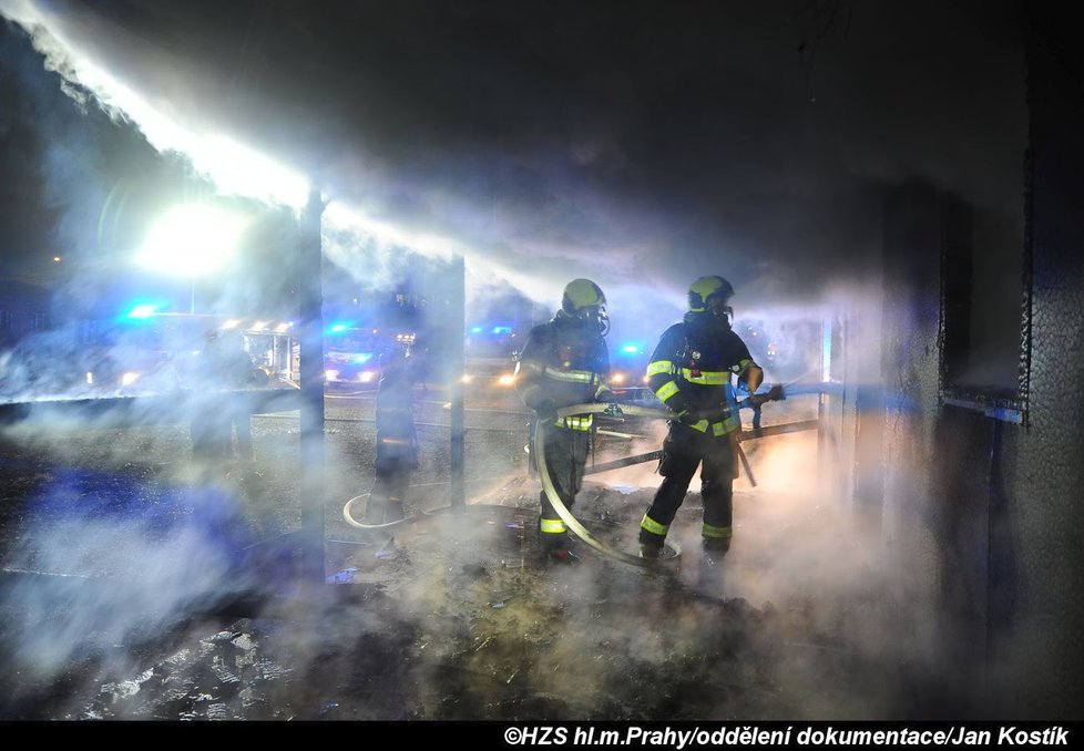 Noční požár chatky v Argentinské ulici v Holešovicích.
