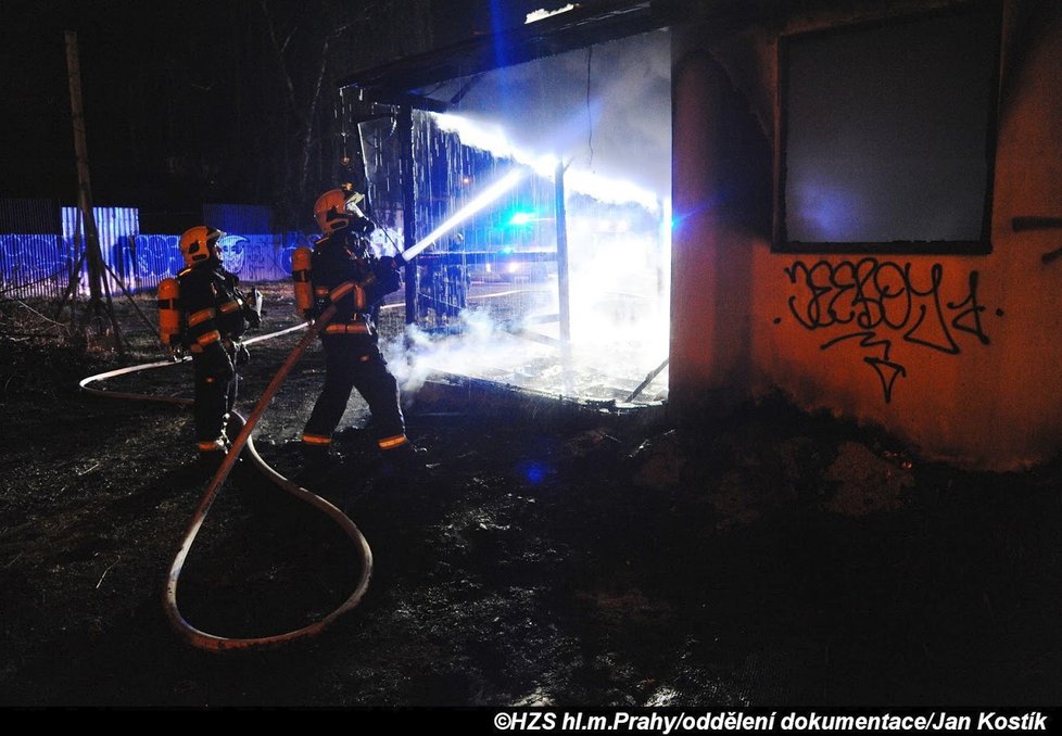 Noční požár chatky v Argentinské ulici v Holešovicích.