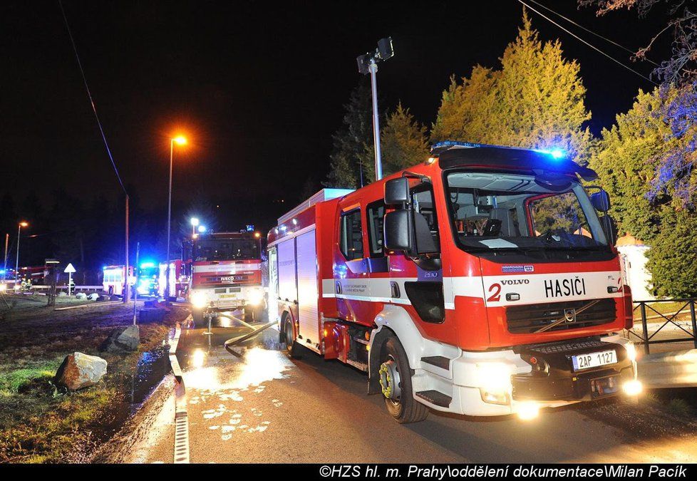 Hasiči na Štědrý den likvidovali také požár opuštěného domu na území Prahy 6.