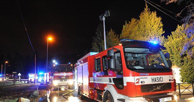 Přes 40 hasičů v akci: Požár lesa na Rokycansku se podařilo uhasit 