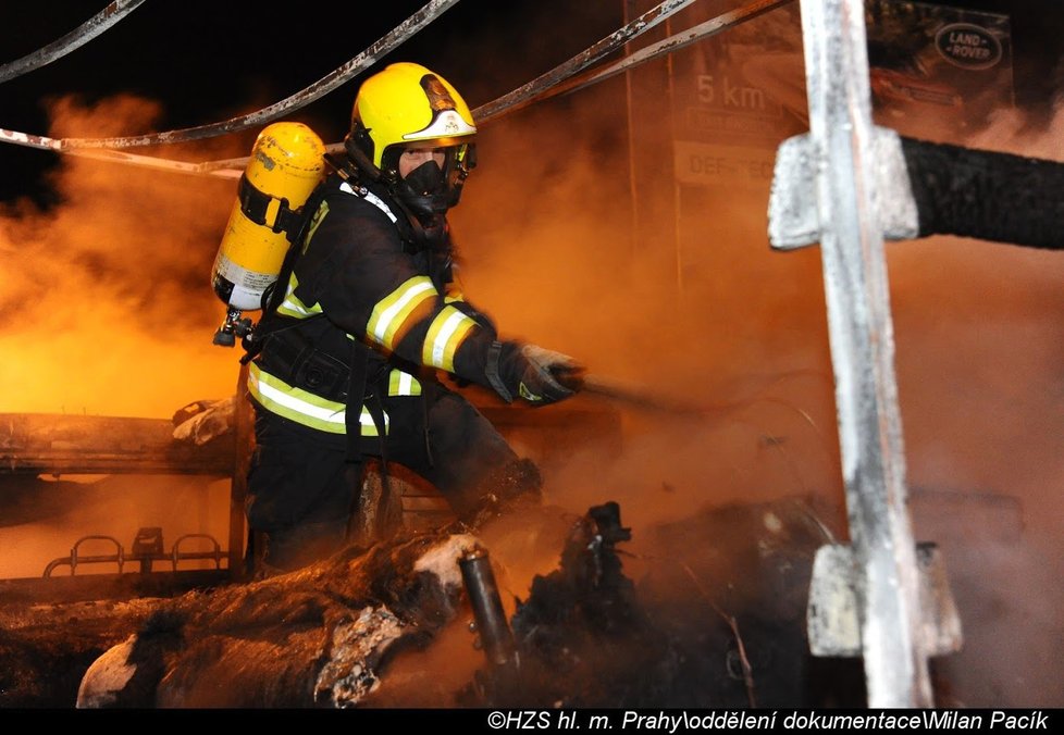 Na dálnici D0 shořela dodávka, na místě zasahovali hasiči.