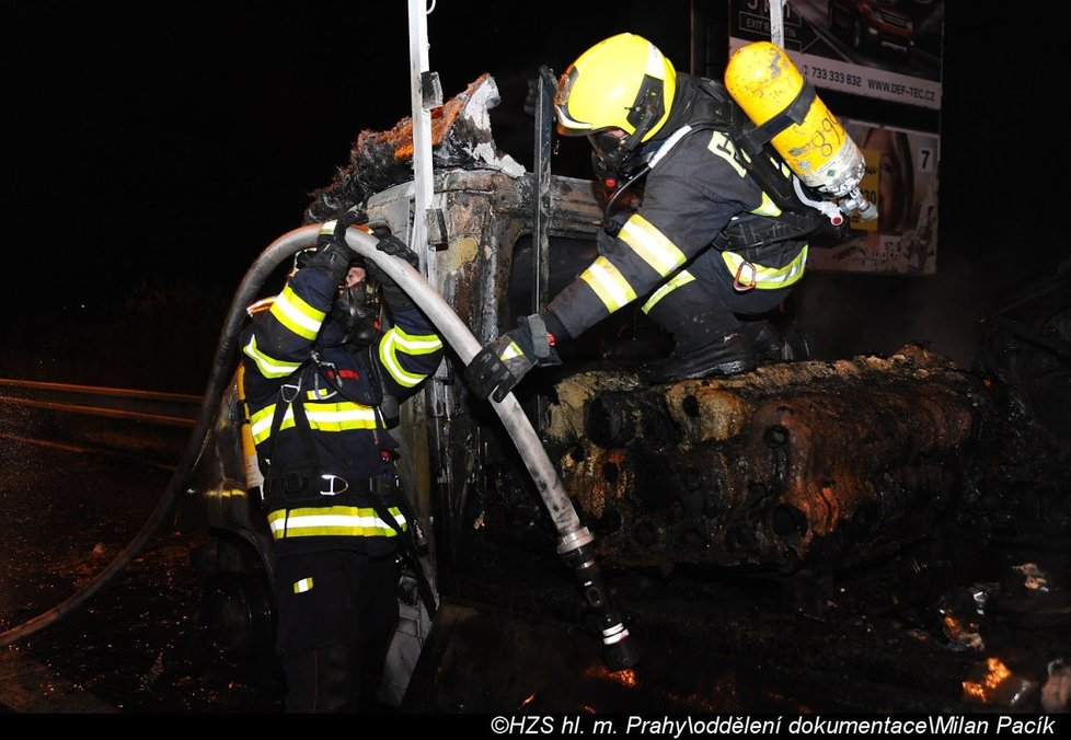 Na dálnici D0 shořela dodávka, na místě zasahovali hasiči.