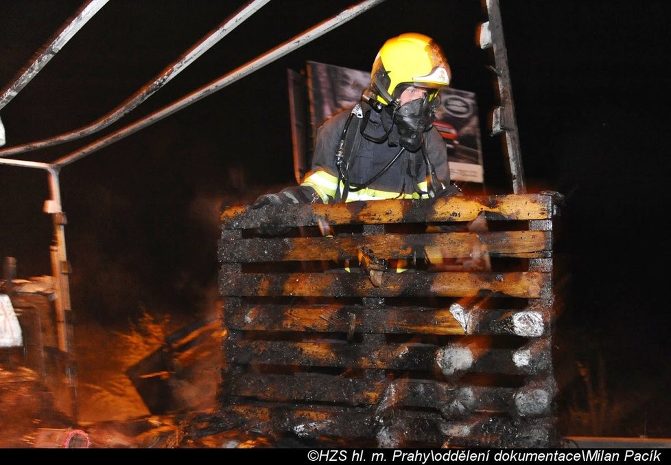 Na dálnici D0 shořela dodávka, na místě zasahovali hasiči.