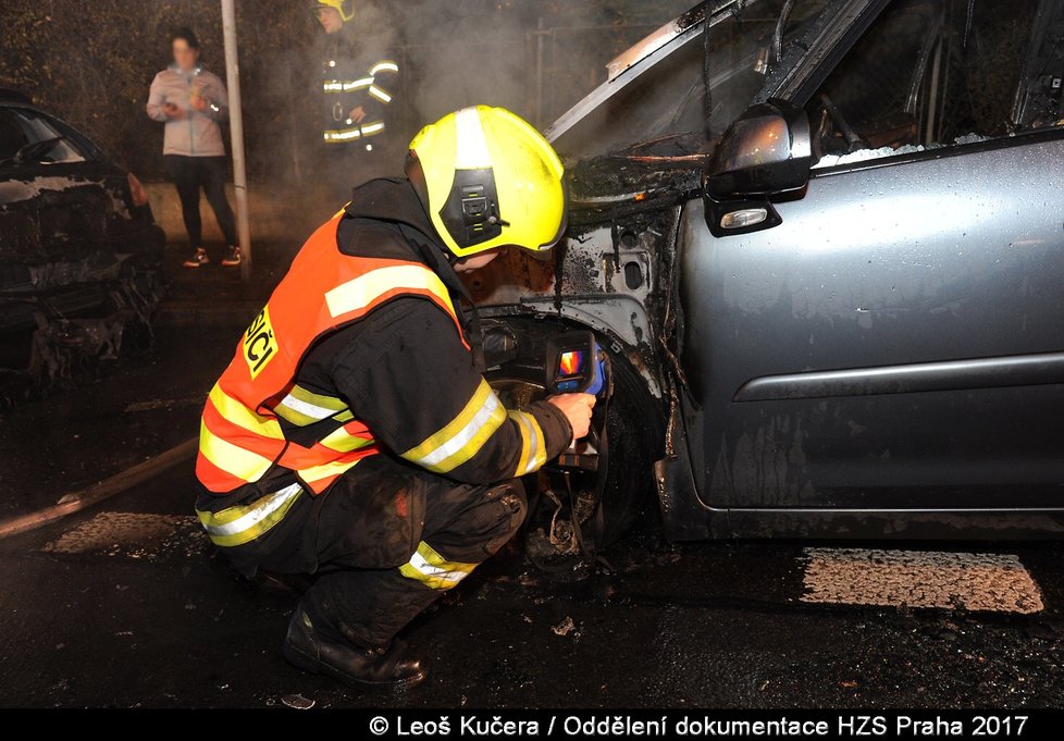 Hasiči likvidovali požár, hořelo zaparkované auto v ulici V Holešovičkách.