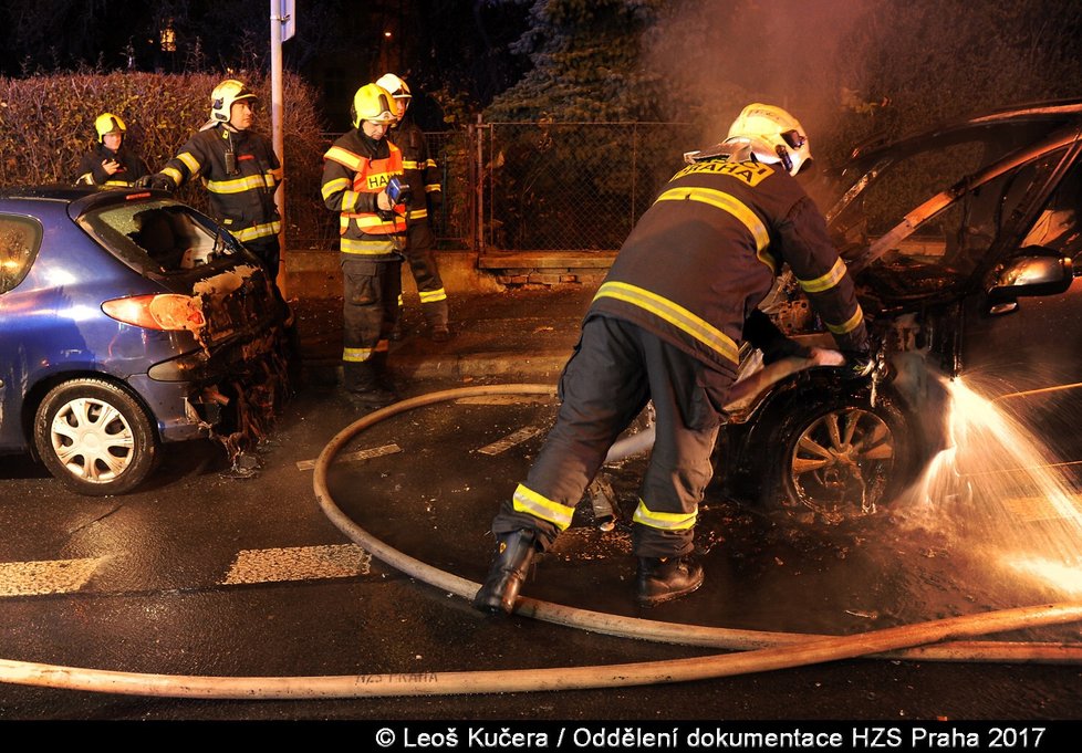 Hasiči likvidovali požár, hořelo zaparkované auto v ulici V Holešovičkách.