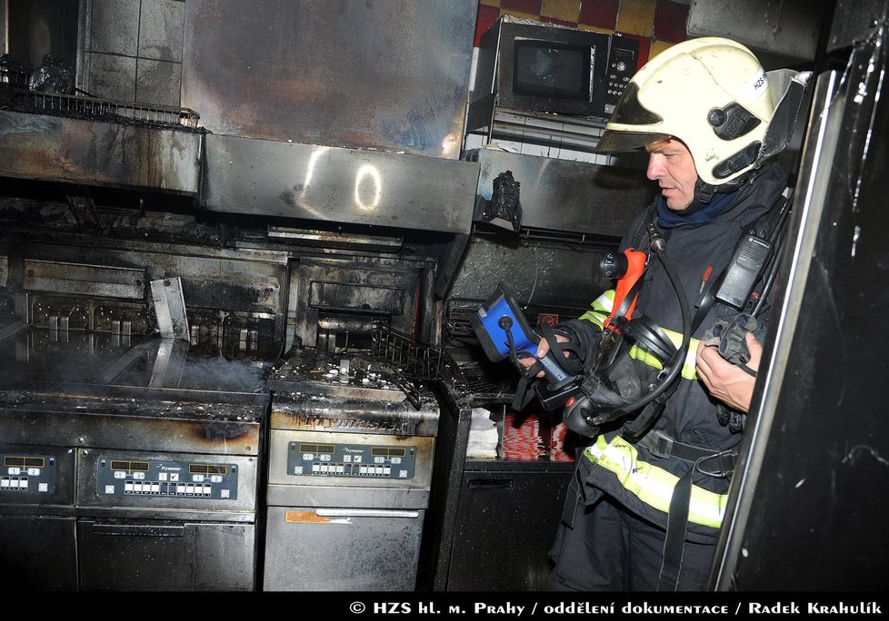Hasiči zasahovali u hořící fritézy v restauraci rychlého občerstvení na Proseku.