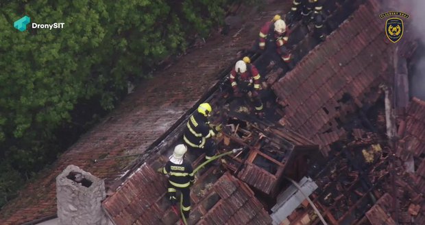 Šla na záchod, skončilo to požárem: Od svíčky vzplál byt a pak celý dům