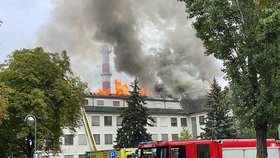 Požár v Ústřední vojenské nemocnici zničil střechu i podkroví. Jeden hasič se zranil, pacienti jsou v pořádku