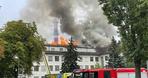 Požár zachvátil střechu Ústřední vojenské nemocnice v Praze