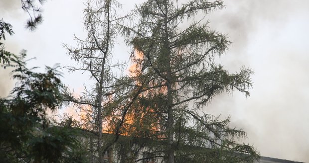 Požár zachvátil střechu Ústřední vojenské nemocnice v Praze