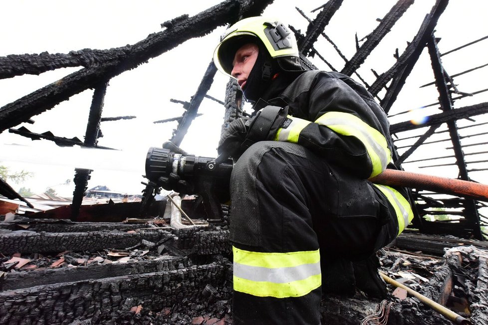 Požár zachvátil střechu Ústřední vojenské nemocnice v Praze