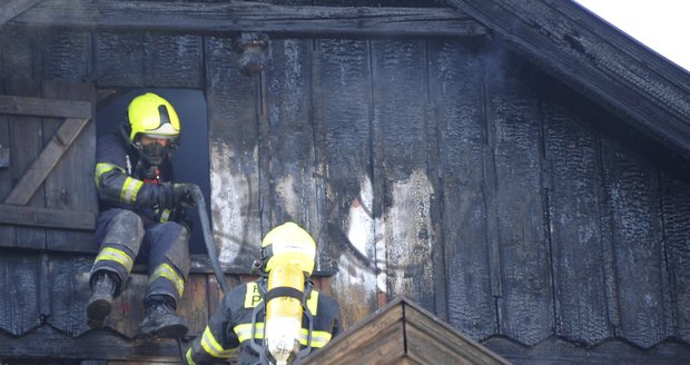 Hasiči likvidovali požár drážního domku, který hořel v plném rozsahu.