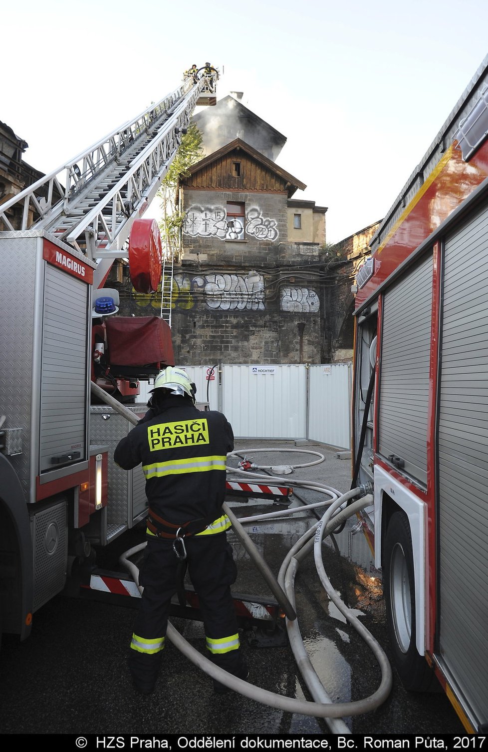 Hasiči likvidovali požár drážního domku, který hořel v plném rozsahu.