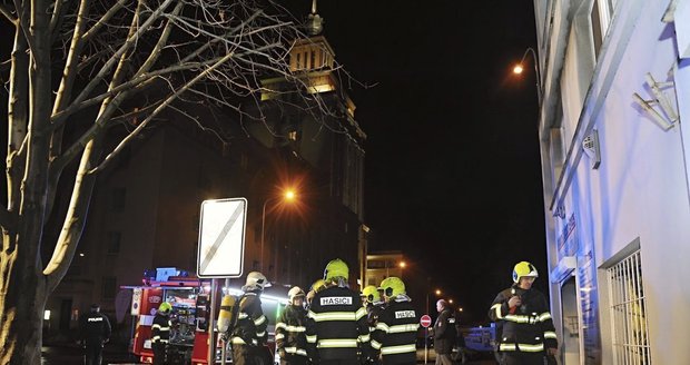 Hasiči zasahovali u požáru prodejny výpočetní techniky v Dejvicích.