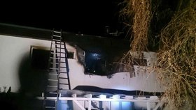 Pět jednotek profesionálních a dobrovolných hasičů likvidovalo v noci požár rodinného domu na Znojemsku.