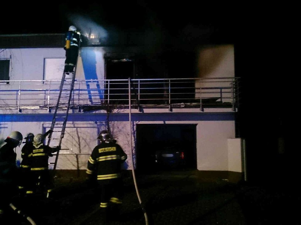 Pět jednotek profesionálních a dobrovolných hasičů likvidovalo v noci požár rodinného domu na Znojemsku.