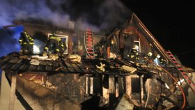 Ve Starých Hamrech hořel starší rodinný dům, škoda je odhadovaná na 800 tisíc.