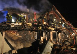 Ve Starých Hamrech hořel starší rodinný dům, škoda je odhadovaná na 800 tisíc.