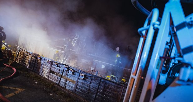 Požár bistra Dřevák v Újezdu nad Lesy. (26. říjen 2022)