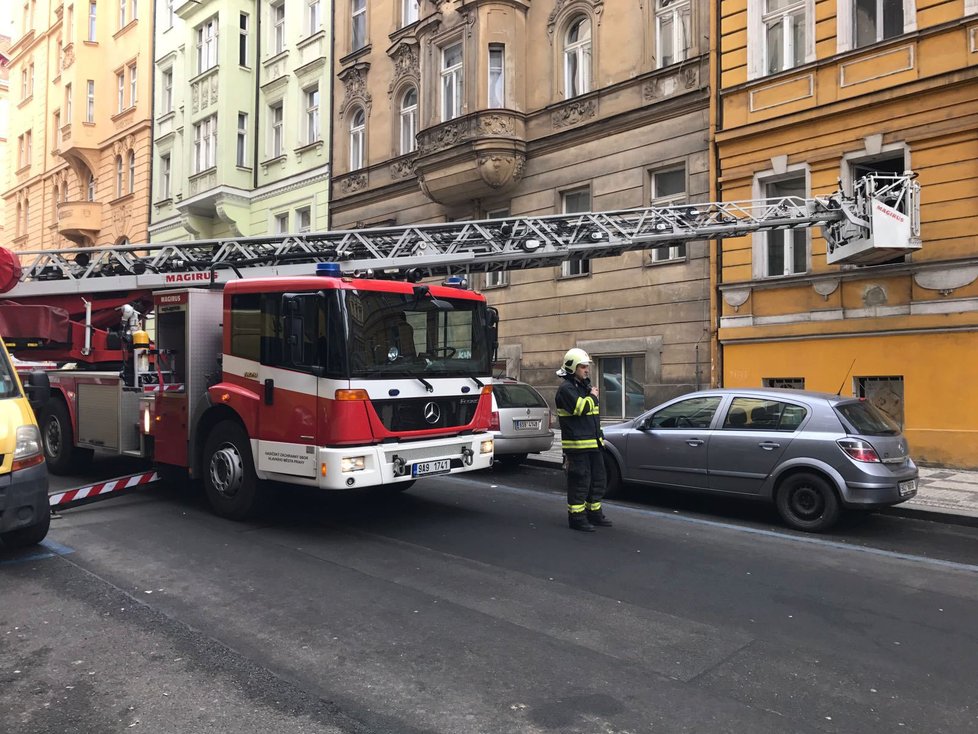 V Trojanově ulici v Praze 2 hořel byt, hasiči evakuovali přítomné.
