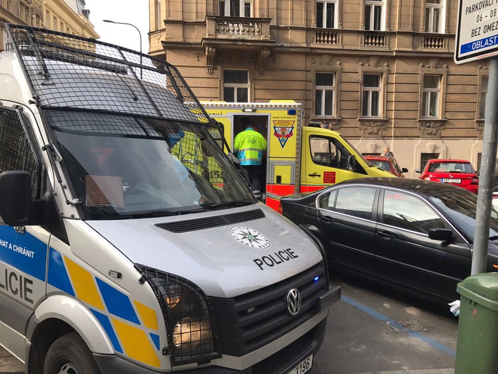 V Trojanově ulici v Praze 2 hořel byt, hasiči evakuovali přítomné.