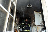 Požár v kuchyni způsobil pořádnou spoušť: Z domu v Podolí hasiči zachránili pět osob
