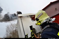 Ničivý požár domu na Vsetínsku: Hasič po pádu z výšky skončil v nemocnici