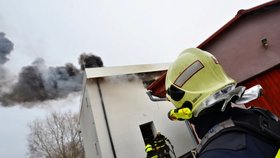 Ničivý požár domu na Vsetínsku: Hasič po pádu z výšky skončil v nemocnici (ilustrační foto).
