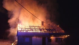 Požár rodinného domku ve Staříči hasili hasiči ve čtvrtek večer.