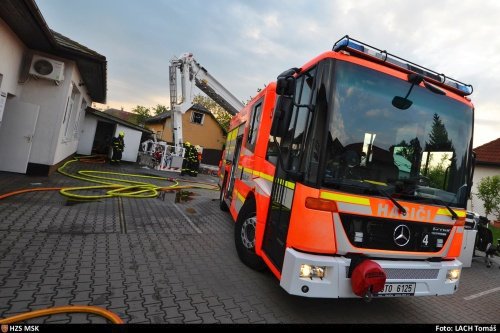 Hasiči v Ostravě-Hrabové hasili požár střechy firemního objektu. Zachraňovali vybavení.